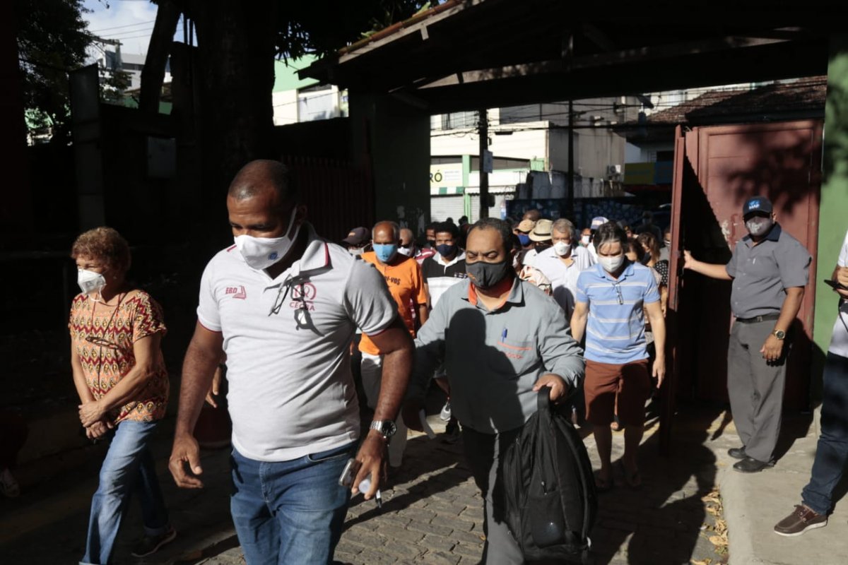 Vídeo: eleitores dão início às votações no Colégio Luis Viana, em Salvador
