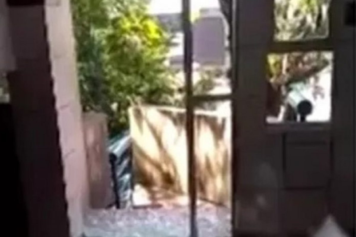 Homem invade delegacia da Polícia Civil com pedaço de madeira, em Salvador