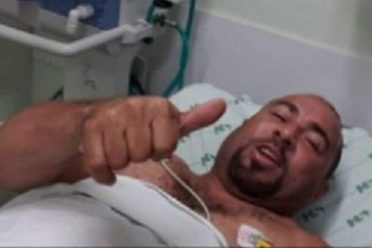 Internado após ser baleado, Val do Gás aparece sorrindo em foto