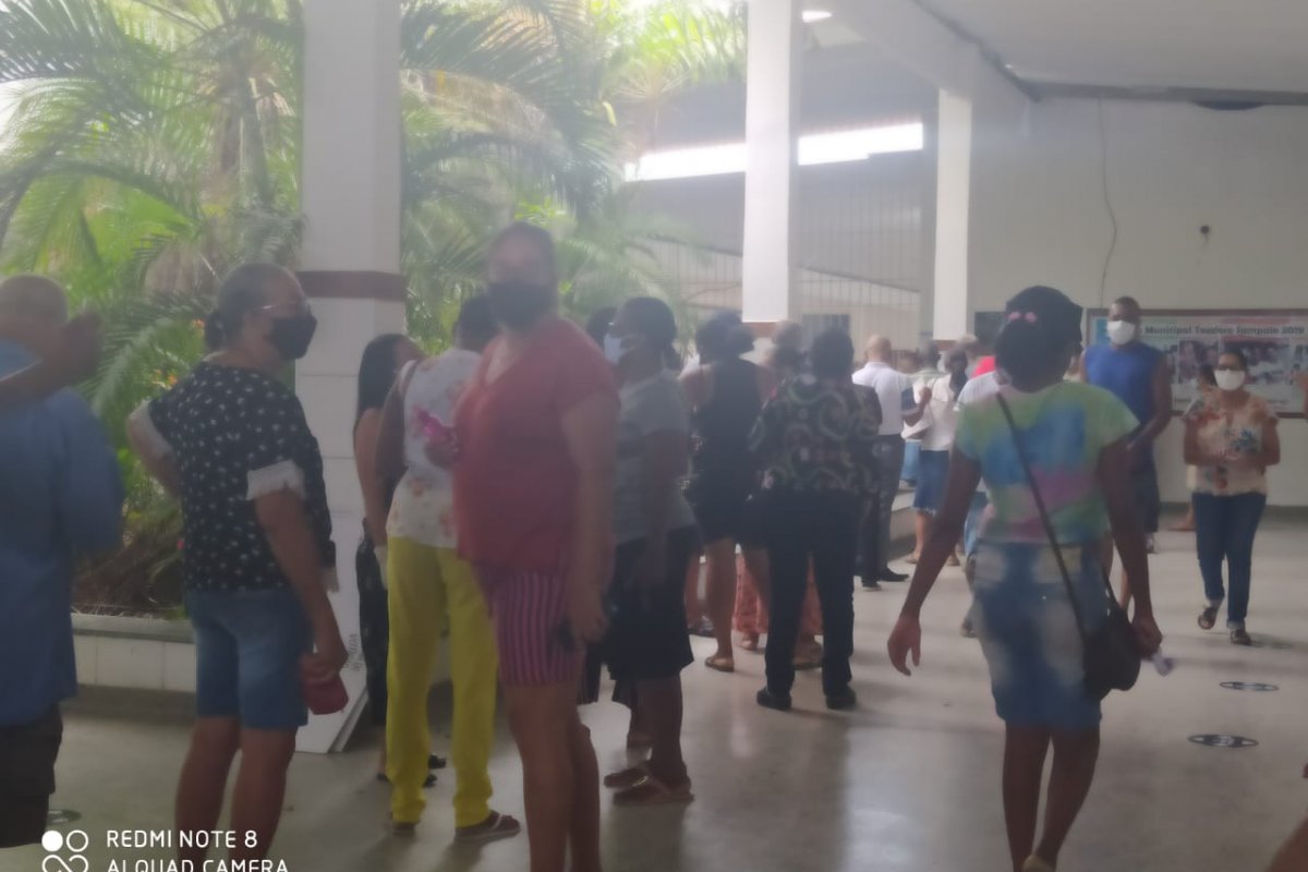 Flagrante: Em Salvador, eleitores se aglomeram em escola municipal na espera para votar