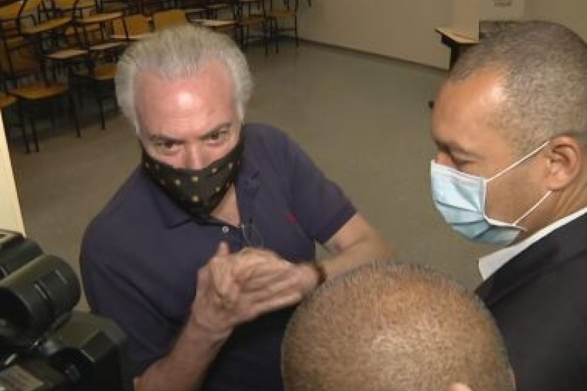 Temer é o primeiro a votar em seção eleitoral neste domingo (15)