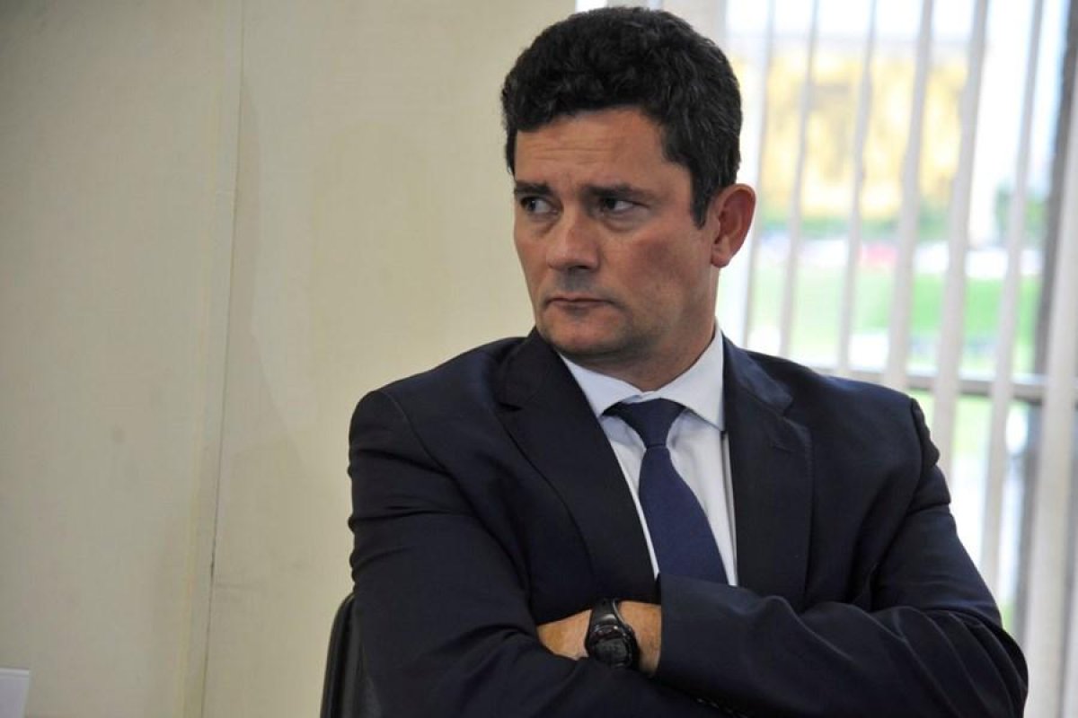 Moro recebe R$ 750 mil por pareceres jurídicos, afirma colunista