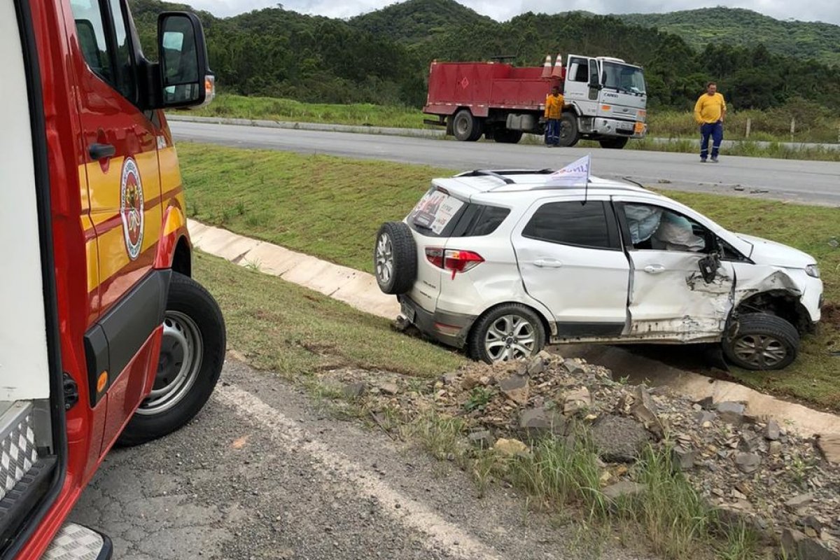 Adolescente pega carro escondido dos pais e provoca acidente em BR