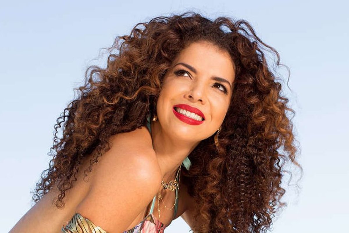 Show de Vanessa da Mata em Salvador é adiado para 2021