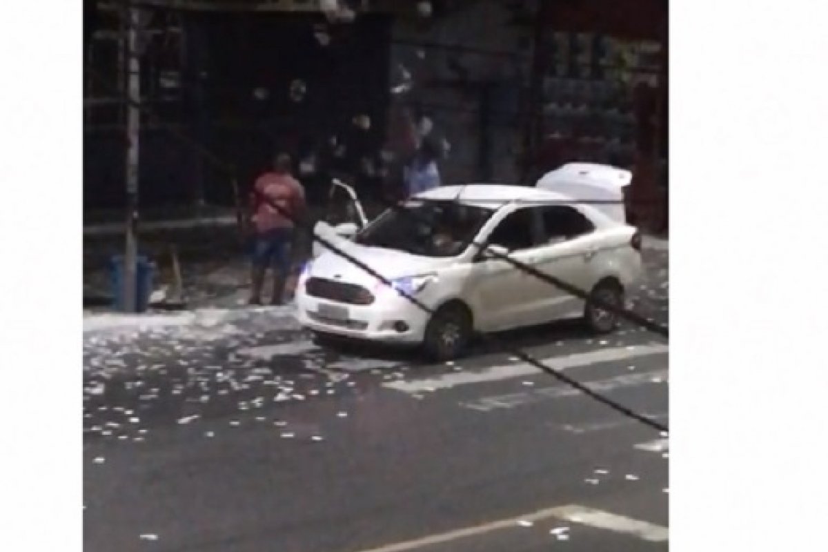 Vídeo: motorista é flagrado jogando papéis de 'santinhos' em rua de Salvador