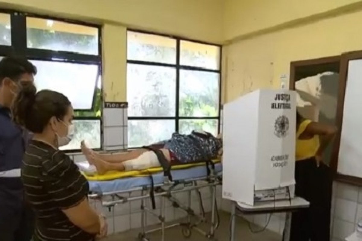 Eleitora de Salvador sofre queda e vota em cima de maca