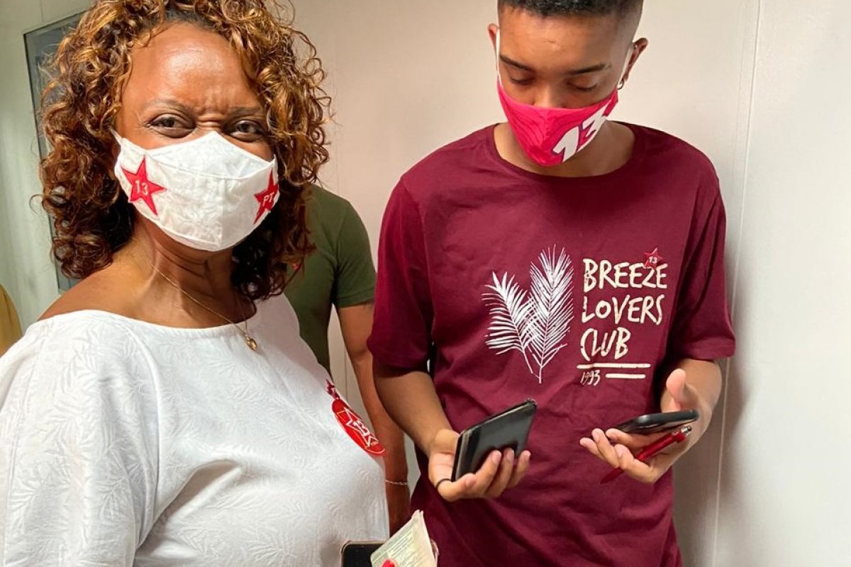 Eleições: filho da candidata à prefeitura Major Denice realiza primeiro voto