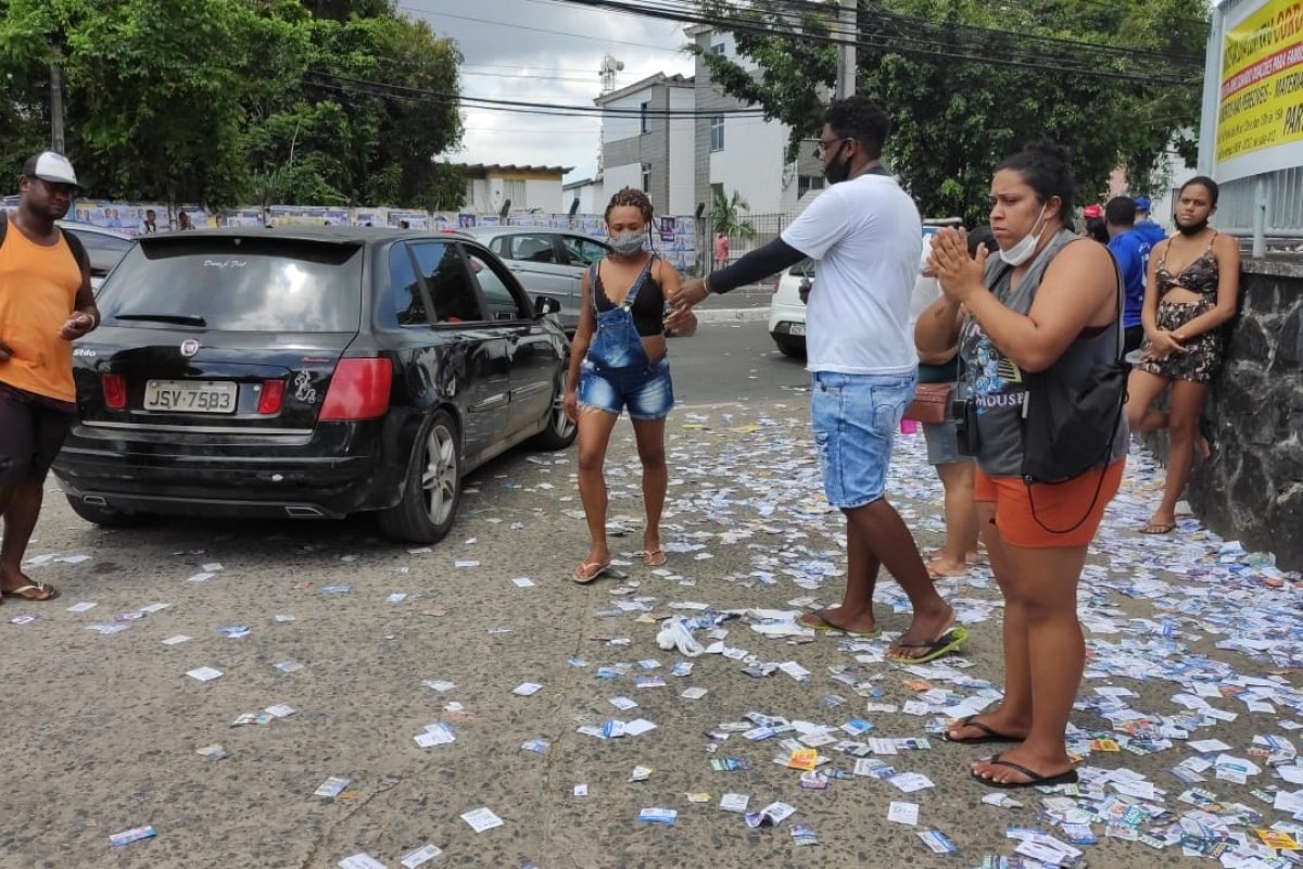 Vídeo: Farol da Bahia flagra boca de urna em frente à UNEB, em Salvador