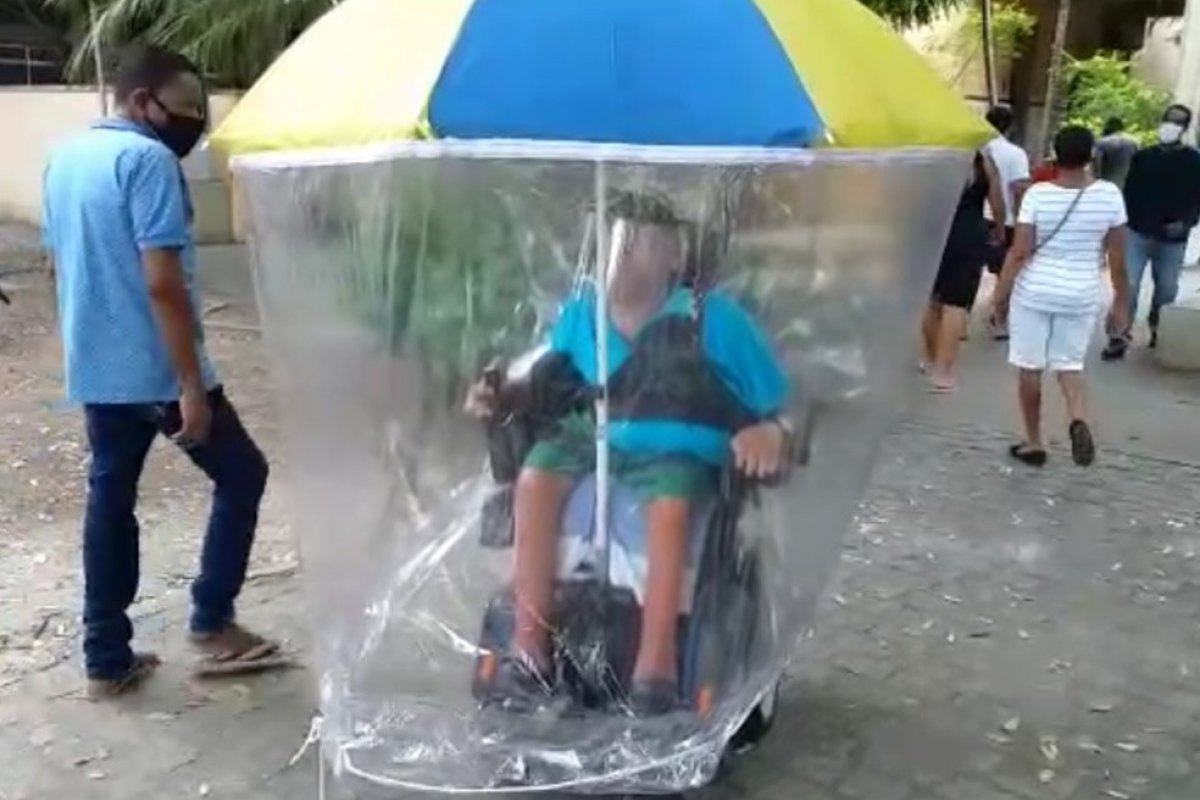 Eleitor de Feira de Santana adapta cadeira de rodas e cria 'tanque à prova de Covid'