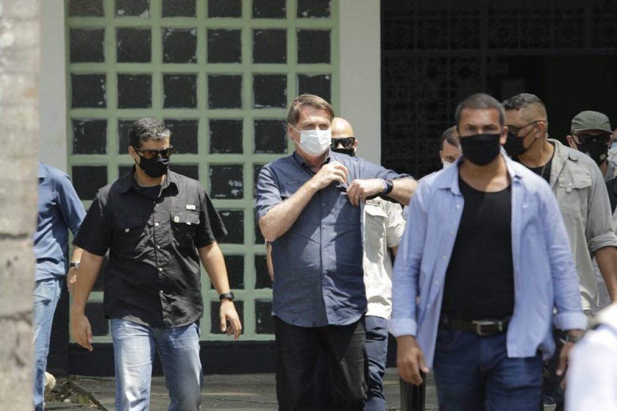 Bolsonaro vota sob forte esquema de segurança no Rio de Janeiro