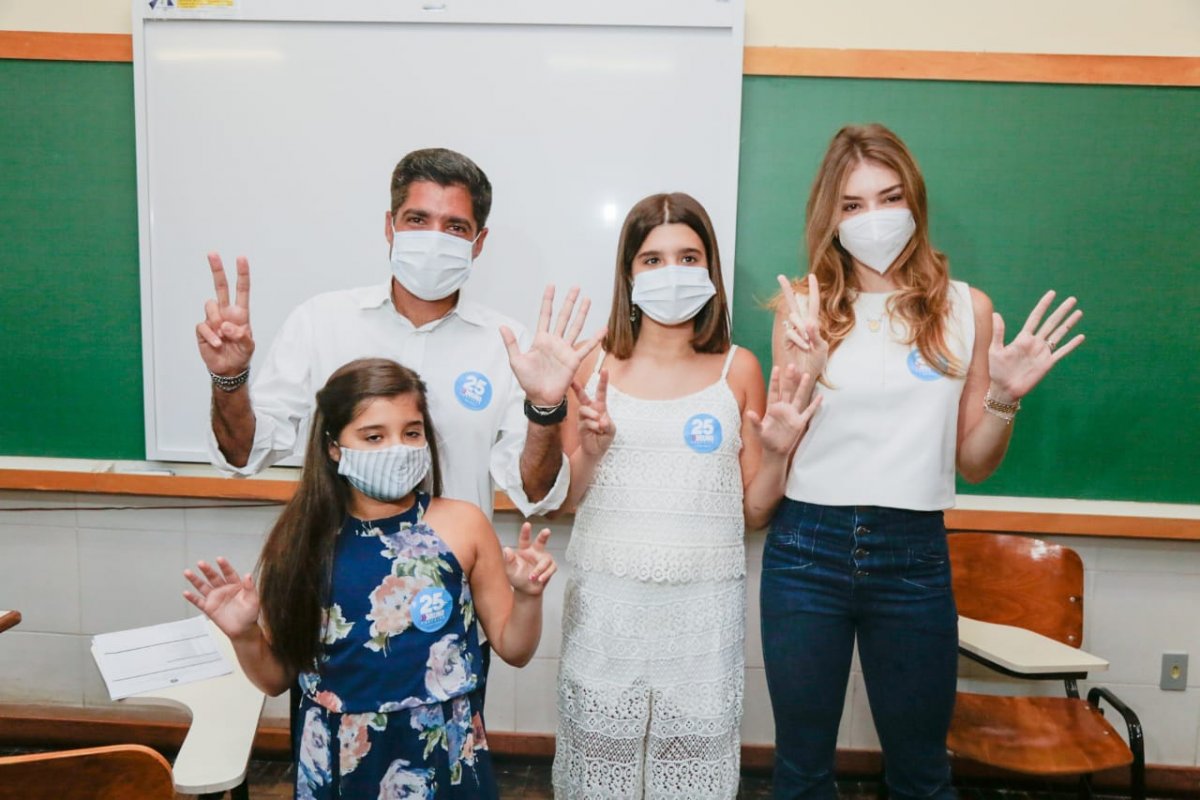 Durante votação, ACM Neto descumpre medida da Justiça Eleitoral