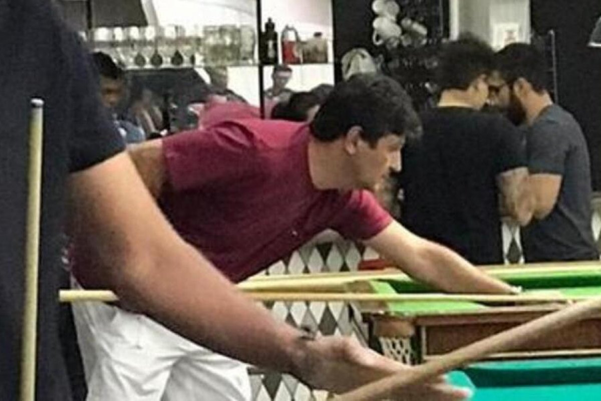 Ex-ministro da Saúde, Henrique Mandetta é visto jogando sinuca em bar sem máscara