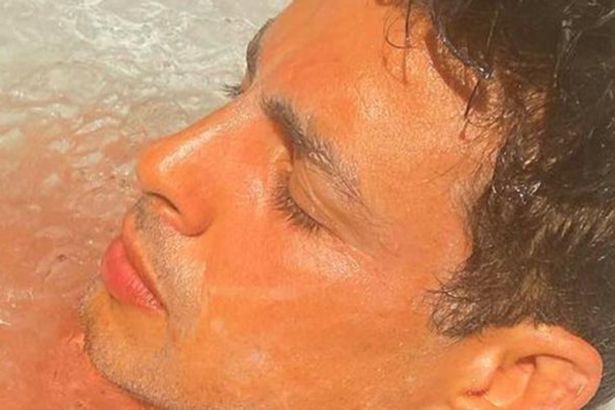 Uau! Cauã Reymond mergulha em banheira de gelo 