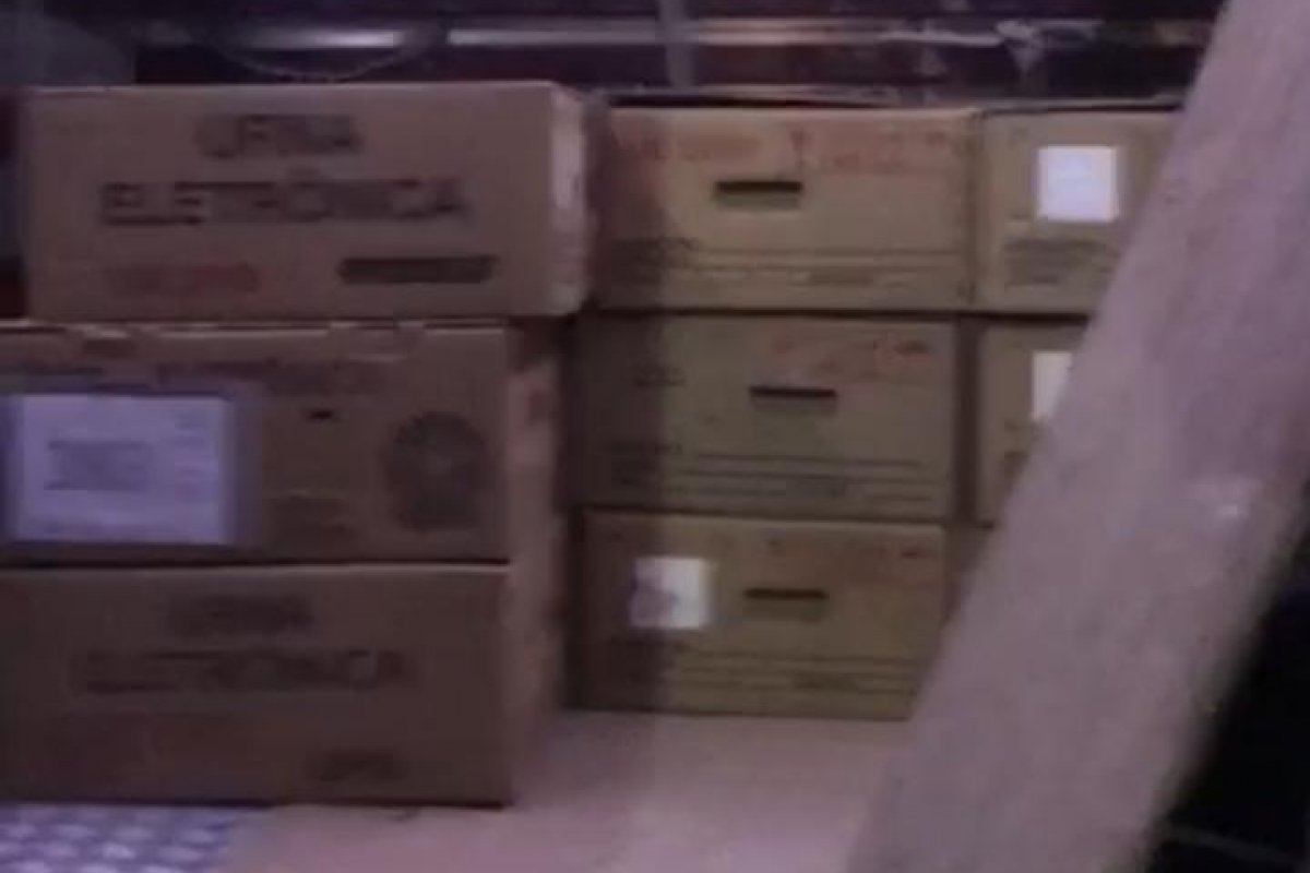 Vídeo: Apoiadores de candidato denunciam suposto furto de urnas em Fortaleza (CE)