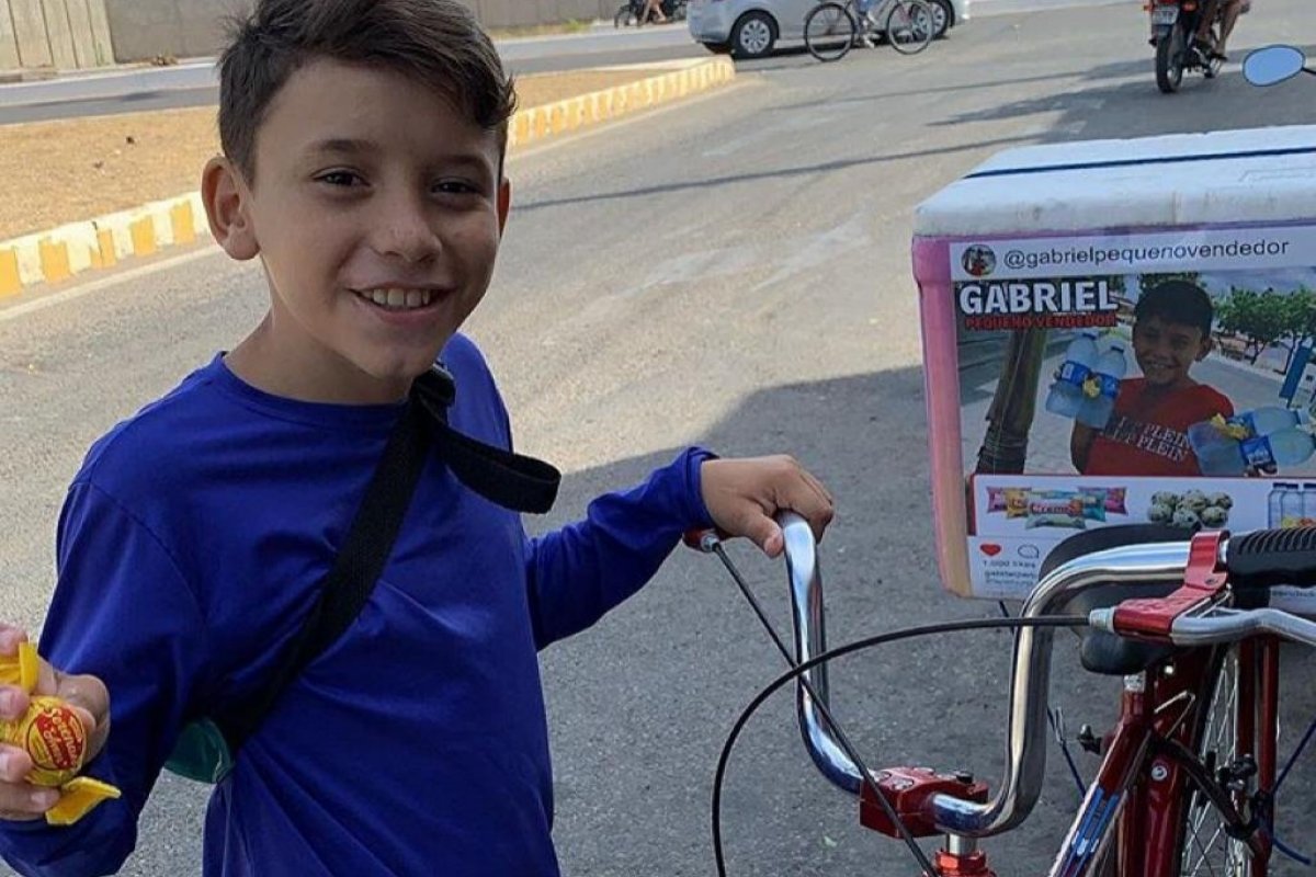Vídeo: Menino chora ao ser denunciado por vender água na rua e comove internet