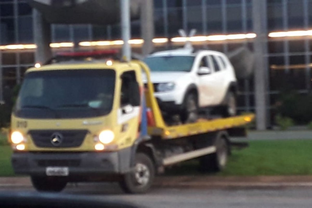 Espelho d'água do Ministério da Justiça, em Brasília é invadido por carro