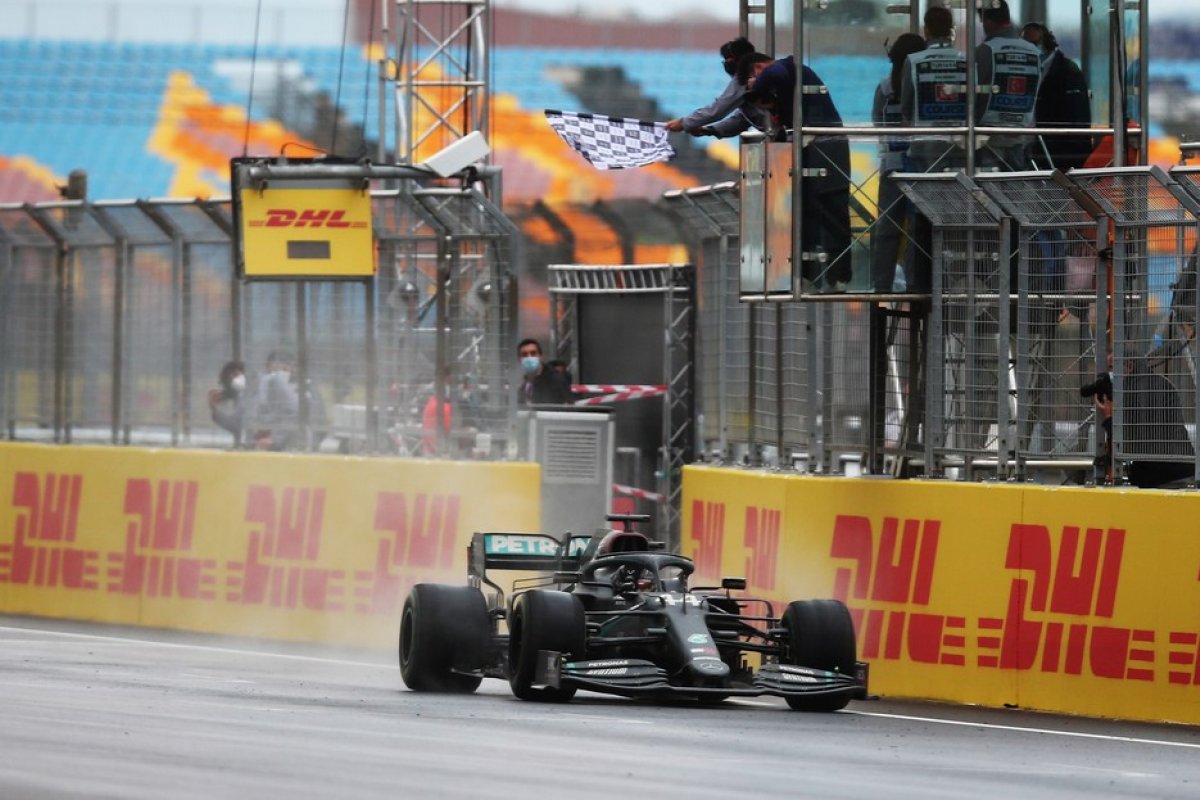 Hamilton se junta aos campeões mundiais mais velhos da história da Fórmula 1