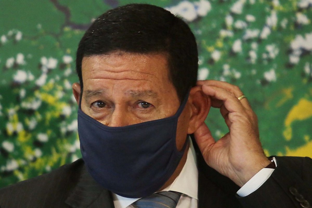 "Não pode se debitar nada em relação ao presidente Bolsonaro porque ele não entrou de cabeça nessa eleição", avalia Mourão