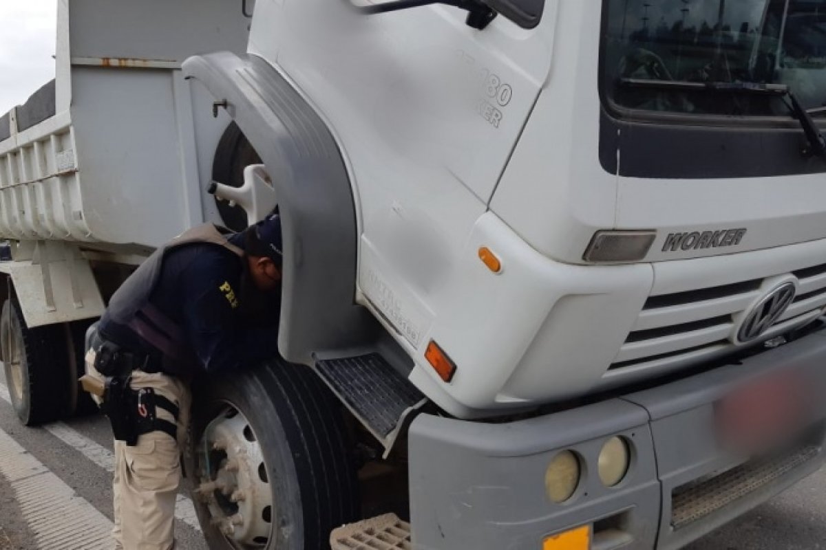 Caminhão roubado no RJ é recuperado na BR 116 e motorista é preso