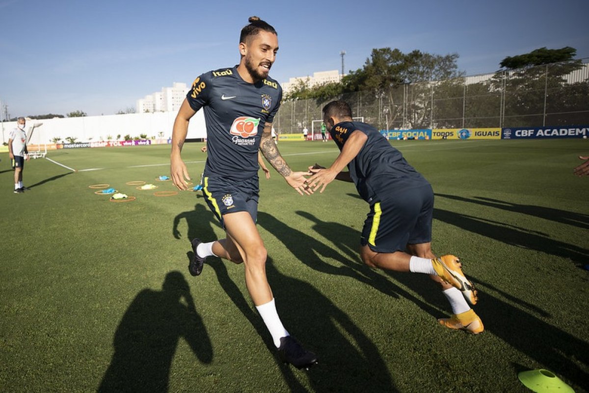 Alex Telles testa negativo para Covid-19