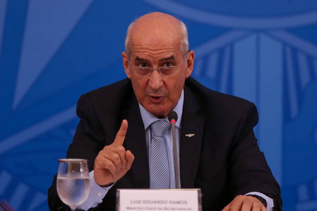 Ministro Luiz Ramos posta que esquerda saiu derrotada e é massacrado no Twitter