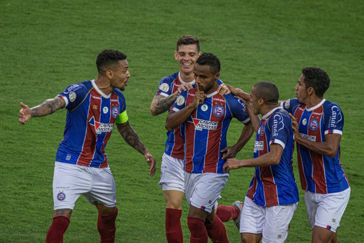 Bahia vira sobre Coritiba fora e fica a seis pontos do G-6