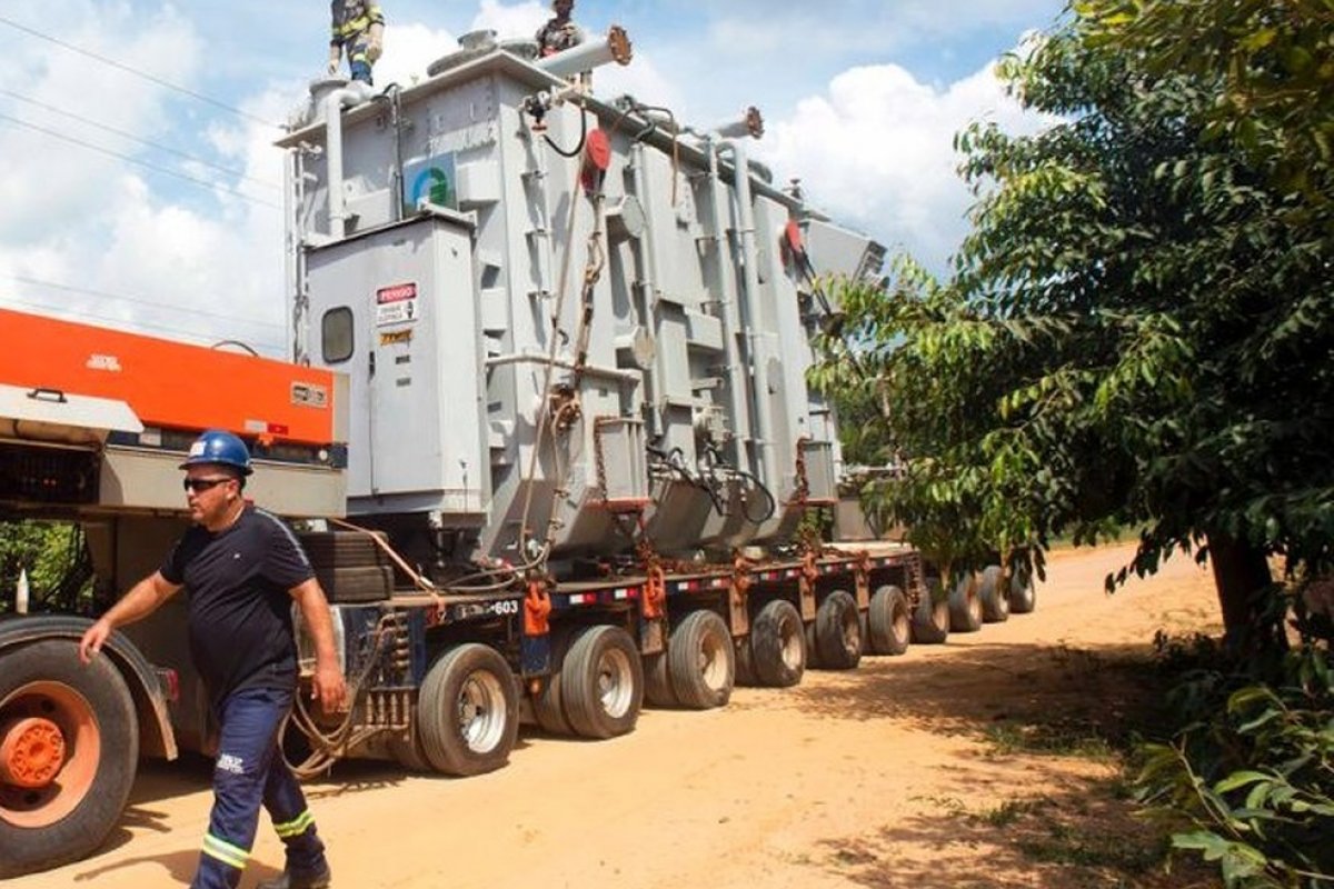 Com 15 dias de apagão, Amapá inicia solução provisória para retorno de 100% da energia