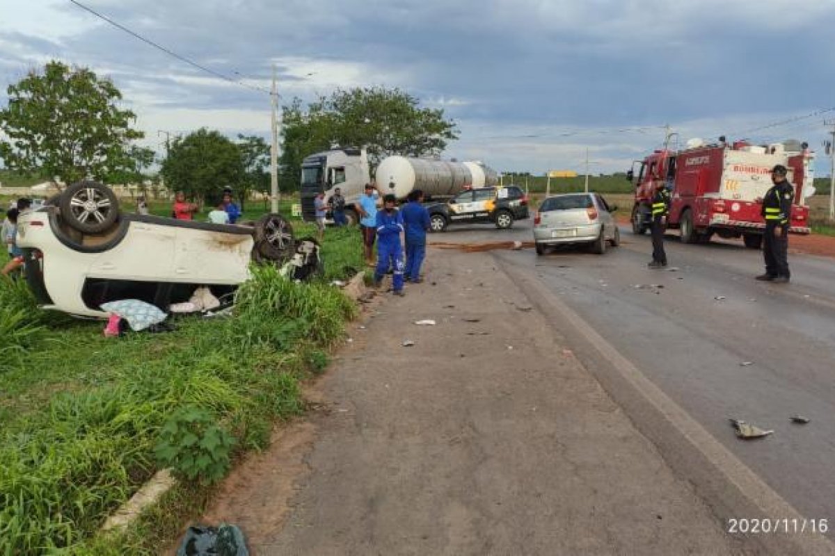 Acidente na BR- 242 deixa três pessoas feridas