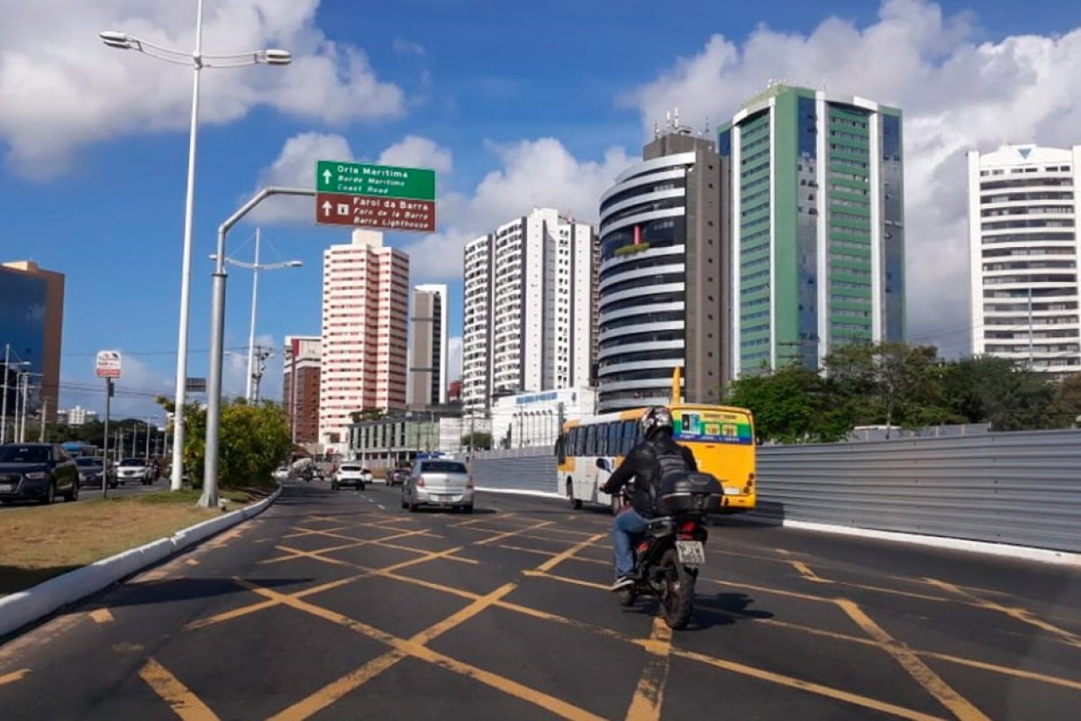 Mudanças no trânsito na Av. ACM causam engarrafamentos na manhã desta terça-feira (17)