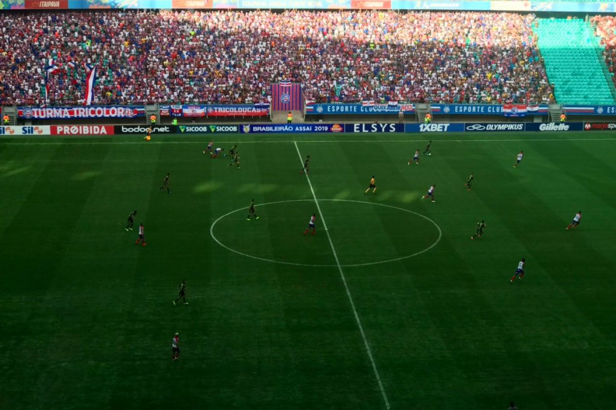 Gilberto marca três gols em vitória parcial do Bahia diante do Flamengo