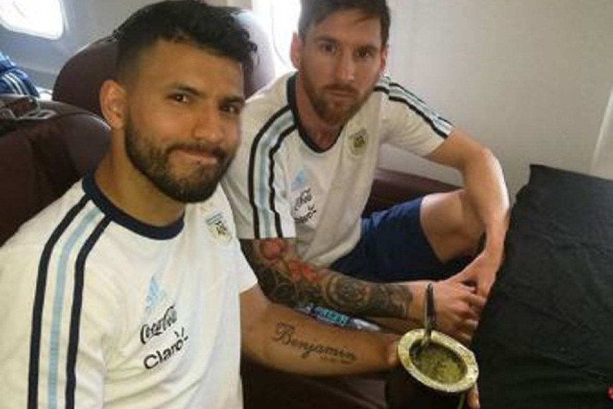 Agüero e Messi podem jogar juntos no Barcelona em 2021, afirma imprensa espanhola