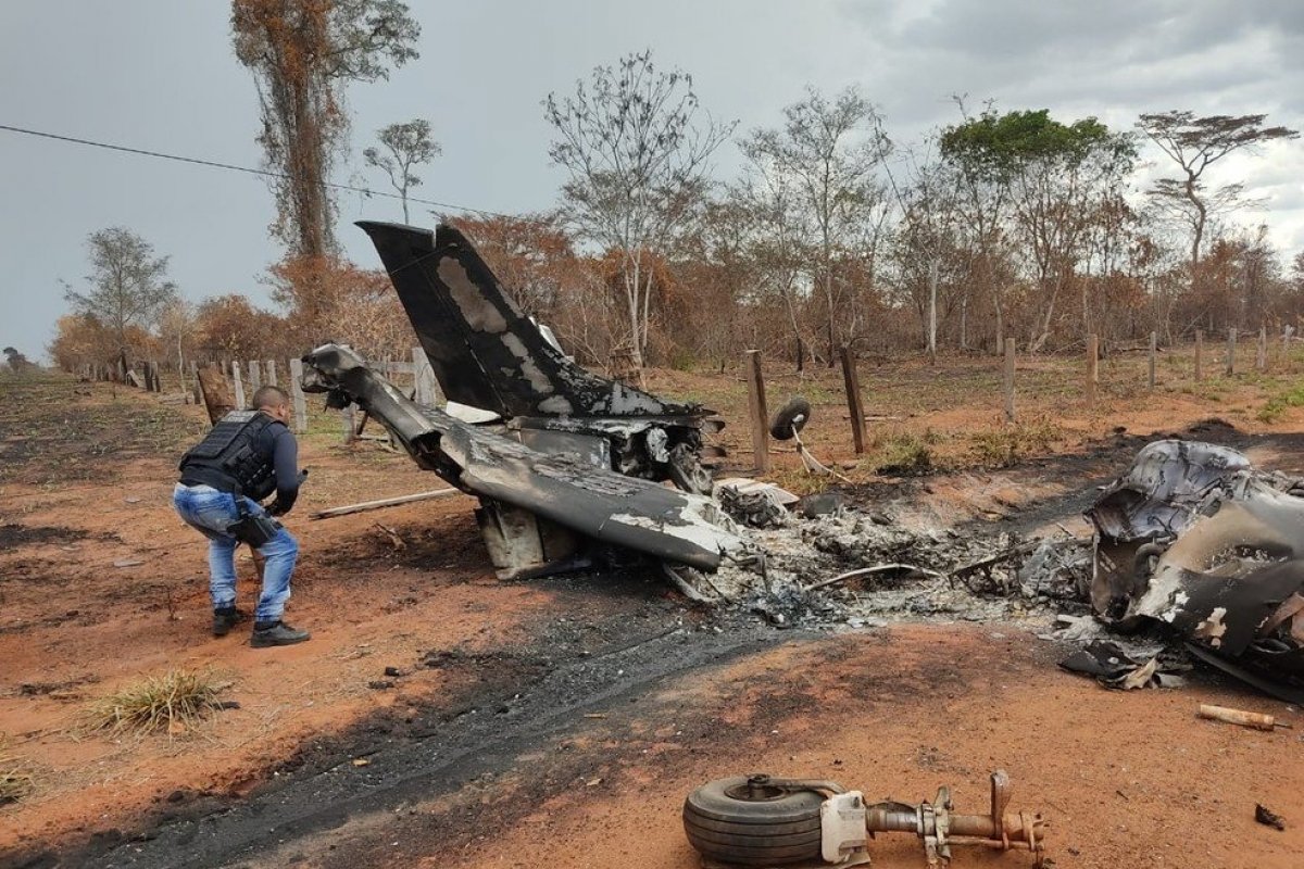 Piloto morre após avião bater em poste e explodir em região de fronteira com a Bolívia