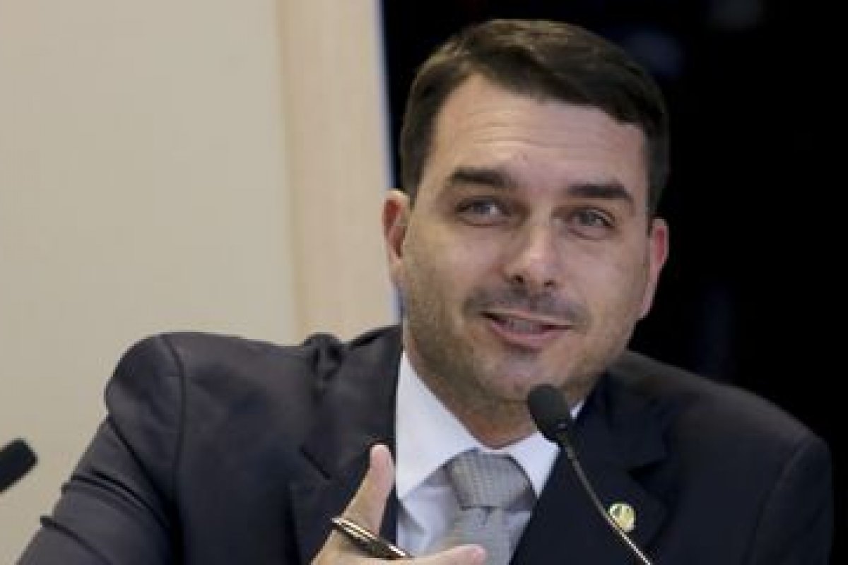 'Rachadinha': STJ suspende análise de recursos de Flávio Bolsonaro