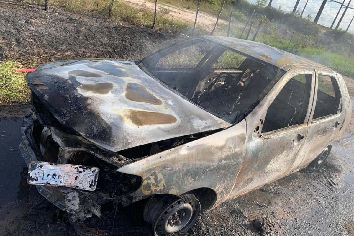 Bombeiros apagam chamas de um veículo na cidade de Alagoinhas