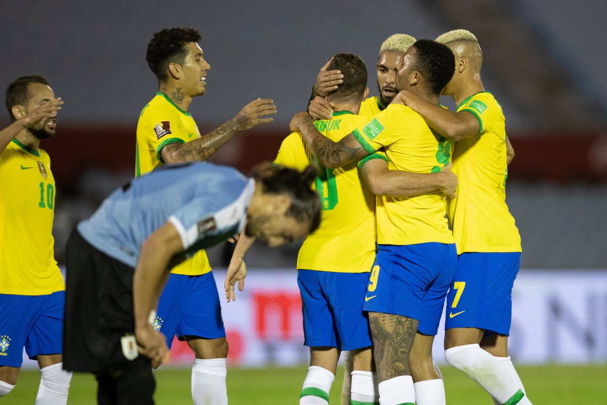 Seleção bate Uruguai em Montevidéu e segue 100% nas Eliminatórias