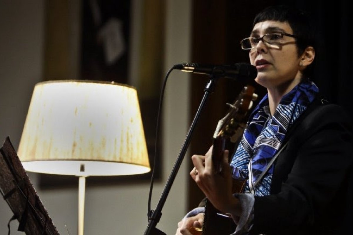 Vivendo em Portugal, Adriana Calcanhoto anuncia show extra em Salvador