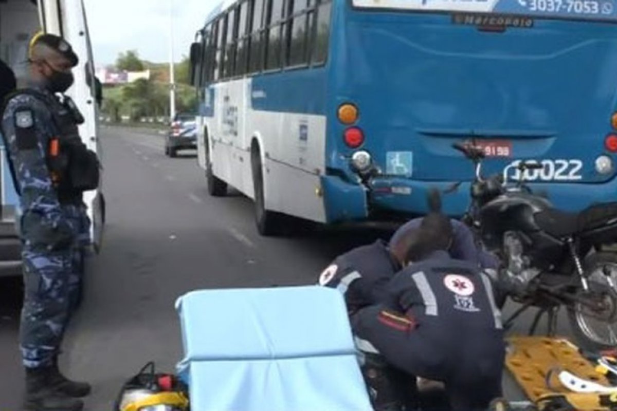 Batida entre moto e ônibus deixa dois feridos em Salvador nesta quarta-feira (18)