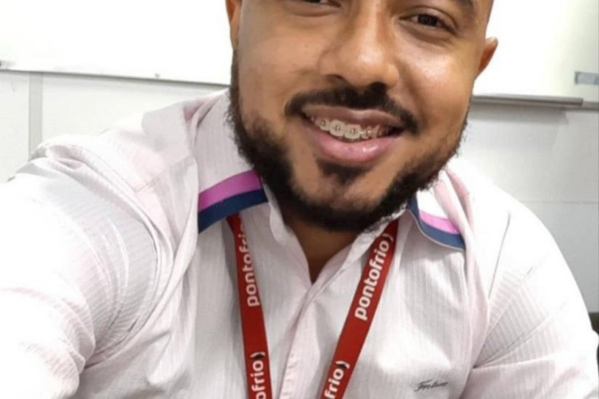 Vídeo: Gerente de loja vítima de racismo recebe homenagens de colegas de trabalho