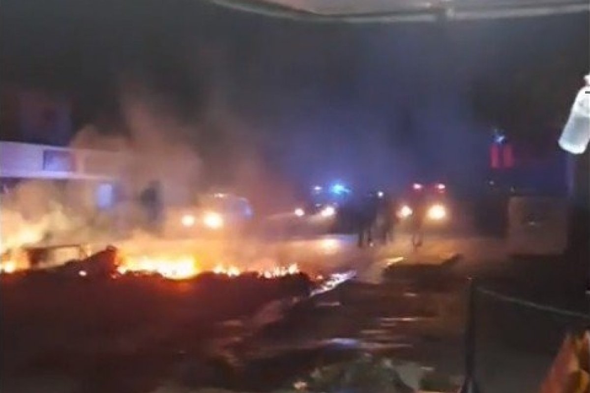 Moradores do Amapá protestam em 16º dia de apagão, durante madrugada