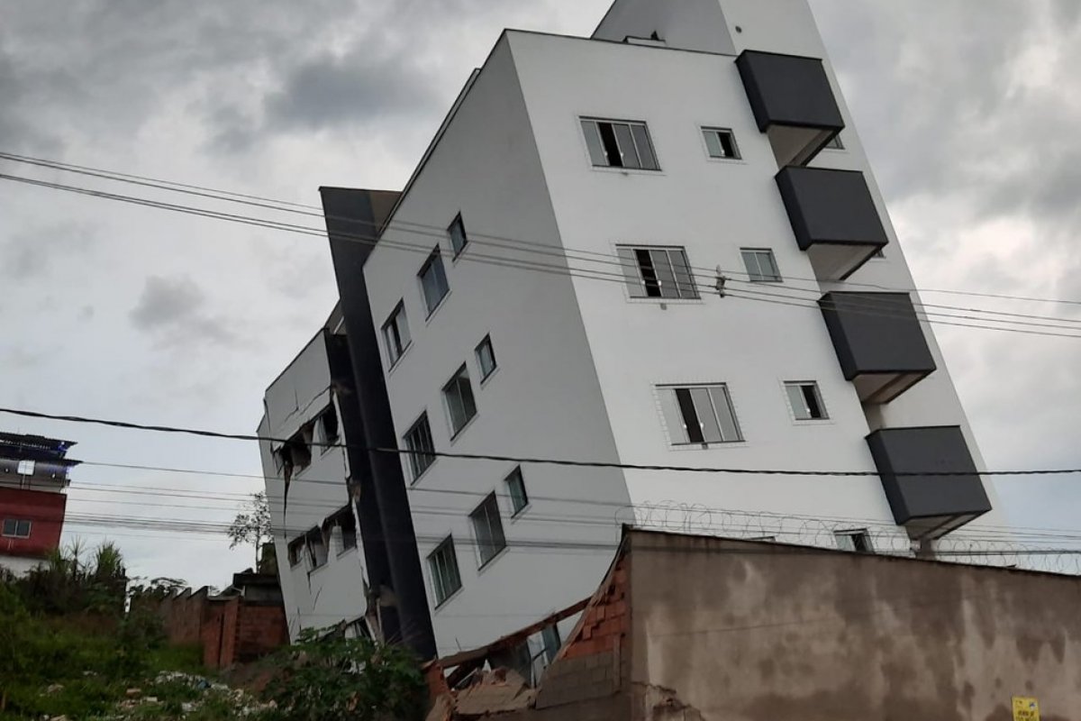 Prédio em construção tomba em Minas Gerais e afeta casas ao redor