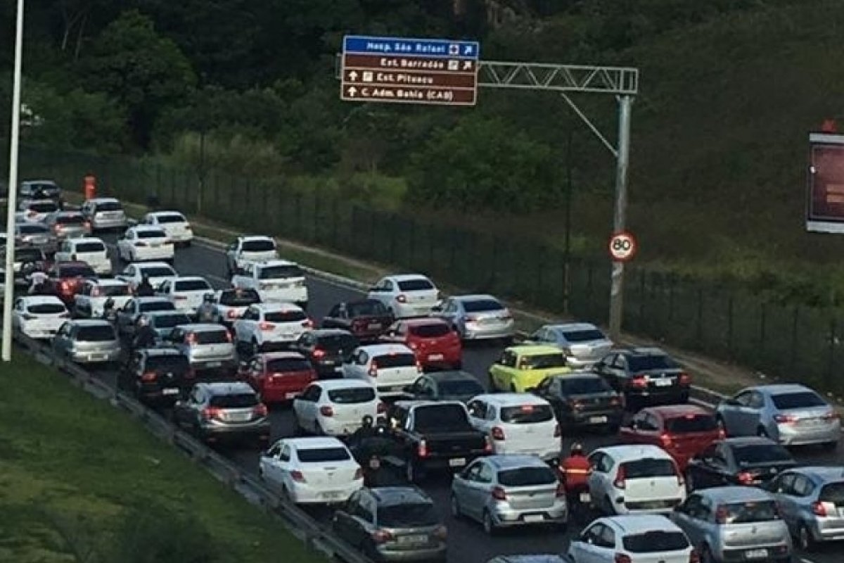 Motociclista se fere após colisão na Av. Paralela, em Salvador