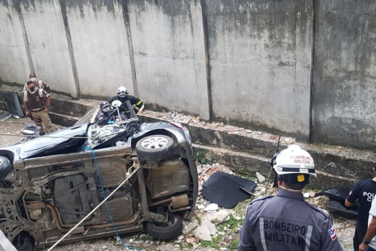 Veículo cai de altura de 5 metros na Graça e deixa um morto