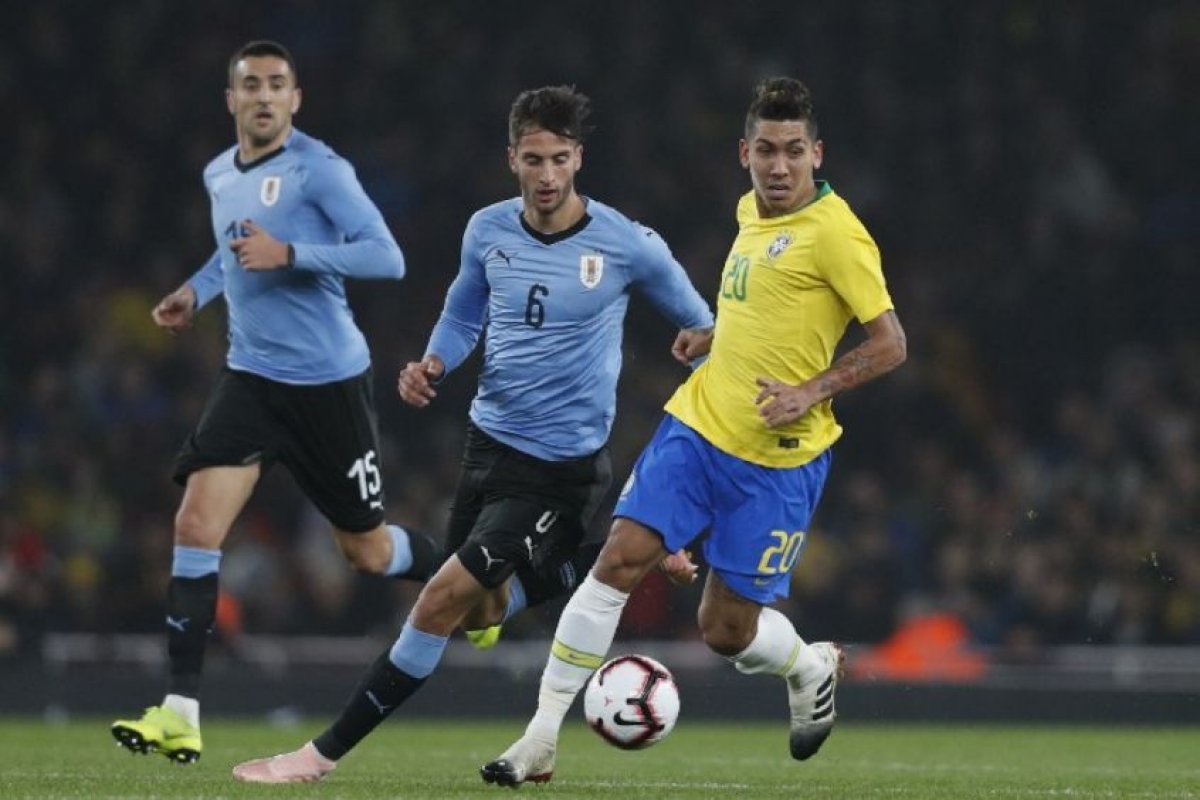 Sete jogadores da seleção uruguaia testam positivo para covid-19