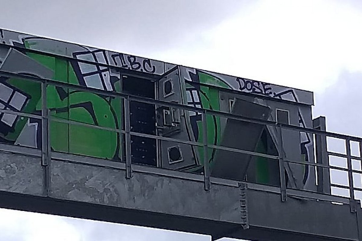 Painel eletrônico na Paralela, em Salvador, é alvo de vandalismo