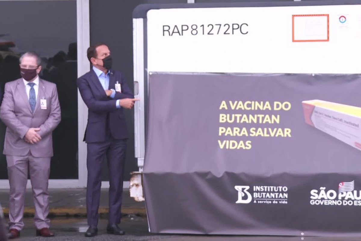 Chega a São Paulo as primeiras 120 mil doses da CoronaVac contra Covid-19 vindas da China