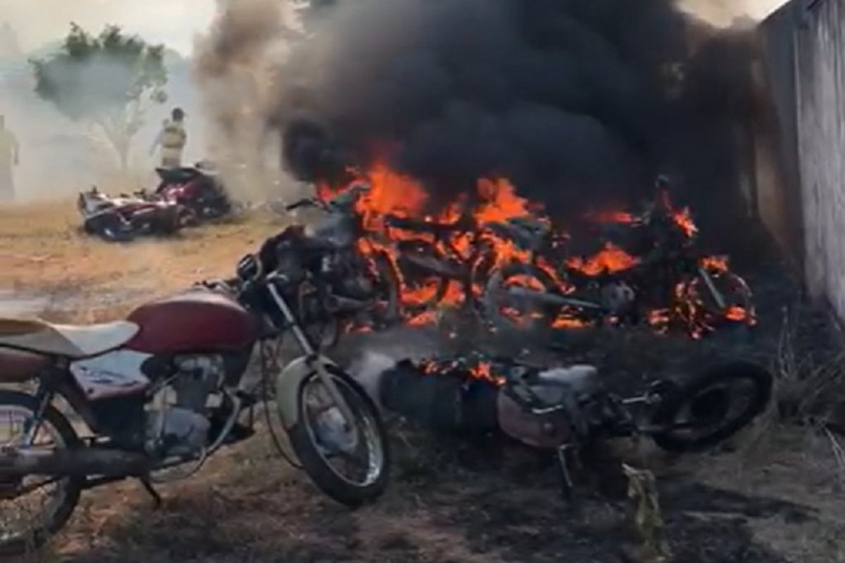 Duas crianças jogam bombas e incendeiam 10 motos no pátio de Demutran no Ceará