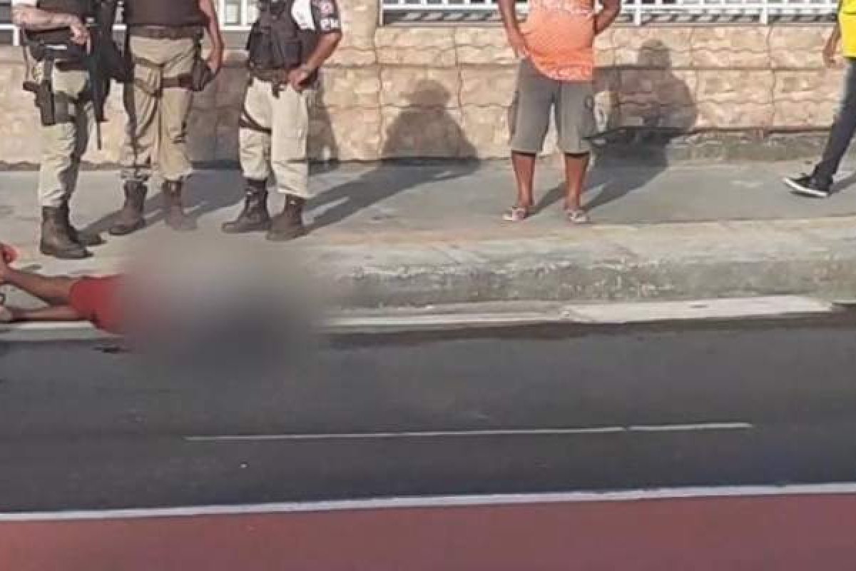 Homem morre após levar tiro na cabeça em ponto de ônibus no bairro do Lobato