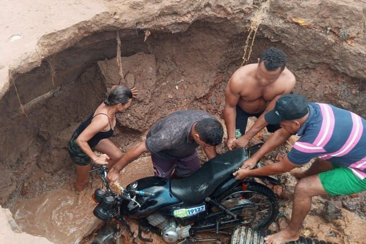 Após fortes chuvas, cratera abre e provoca queda de moto no oeste da Bahia