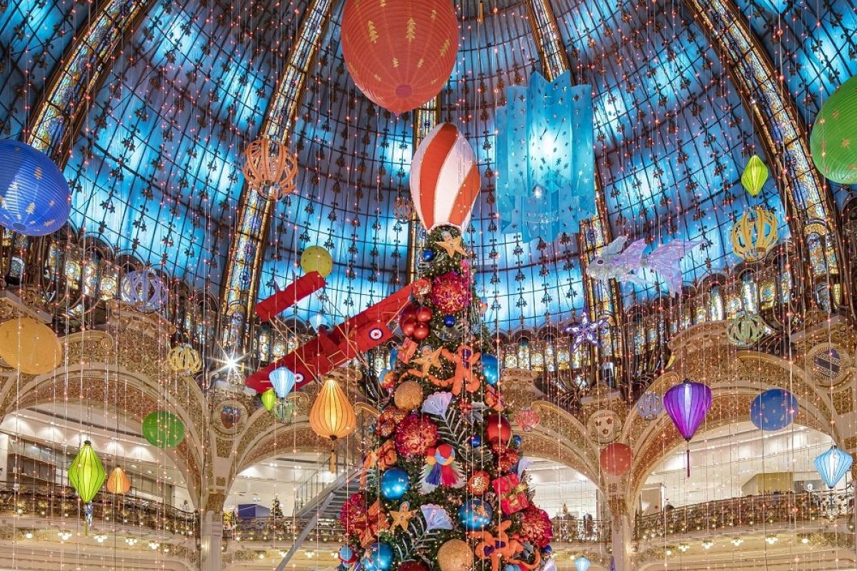 Tradicional Árvore de Natal da Galeries Lafayette Haussmann é inaugurada em Paris