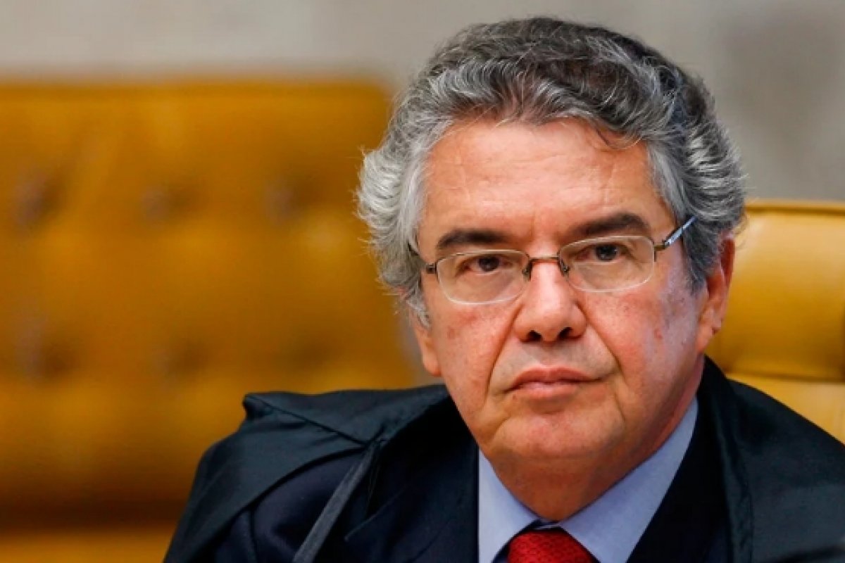 Senador entra com pedido de impeachment contra ministro Marco Aurélio